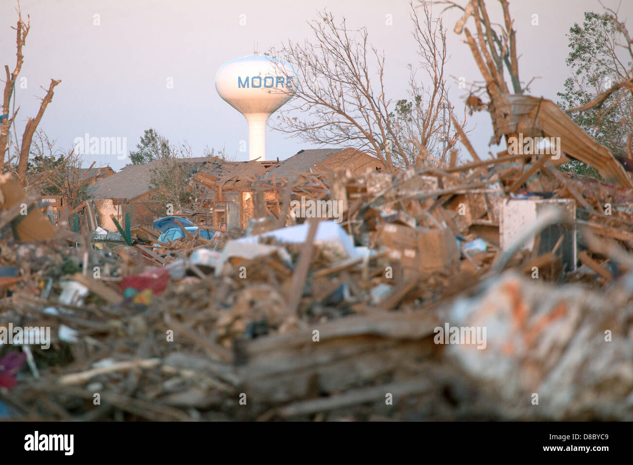 Wasserturm zeichnet sich in den Trümmern der Häuser im Anschluss an eine EF-5 Tornado 22. Mai 2013 in Moore, Oklahoma. Die massiven Sturm mit Windgeschwindigkeiten von mehr als 200 Meilen pro Stunde Riss durch den Oklahoma City Vorort 20. Mai 2013, mindestens 24 Menschen getötet, mehr als 230 verletzte und Tausende verdrängen. Stockfoto