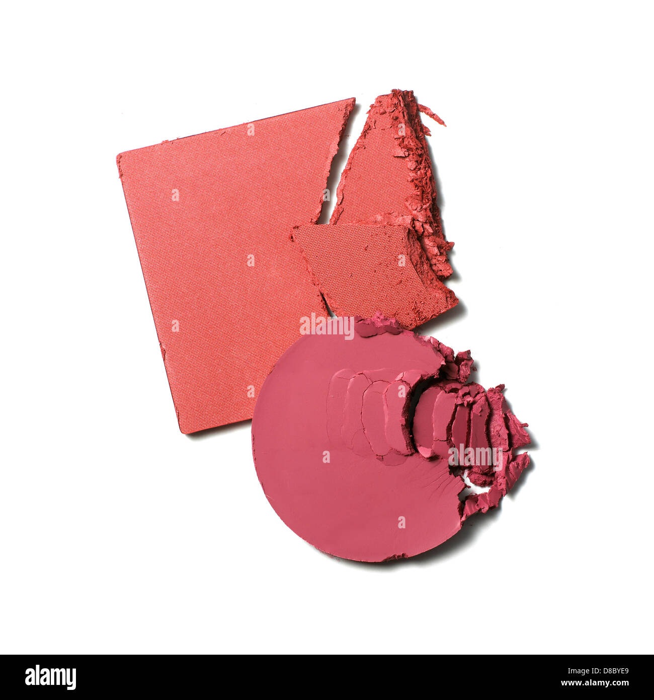 rote und rosa Rouge Lidschatten Streusel auf einem weißen Hintergrund ausschneiden Stockfoto