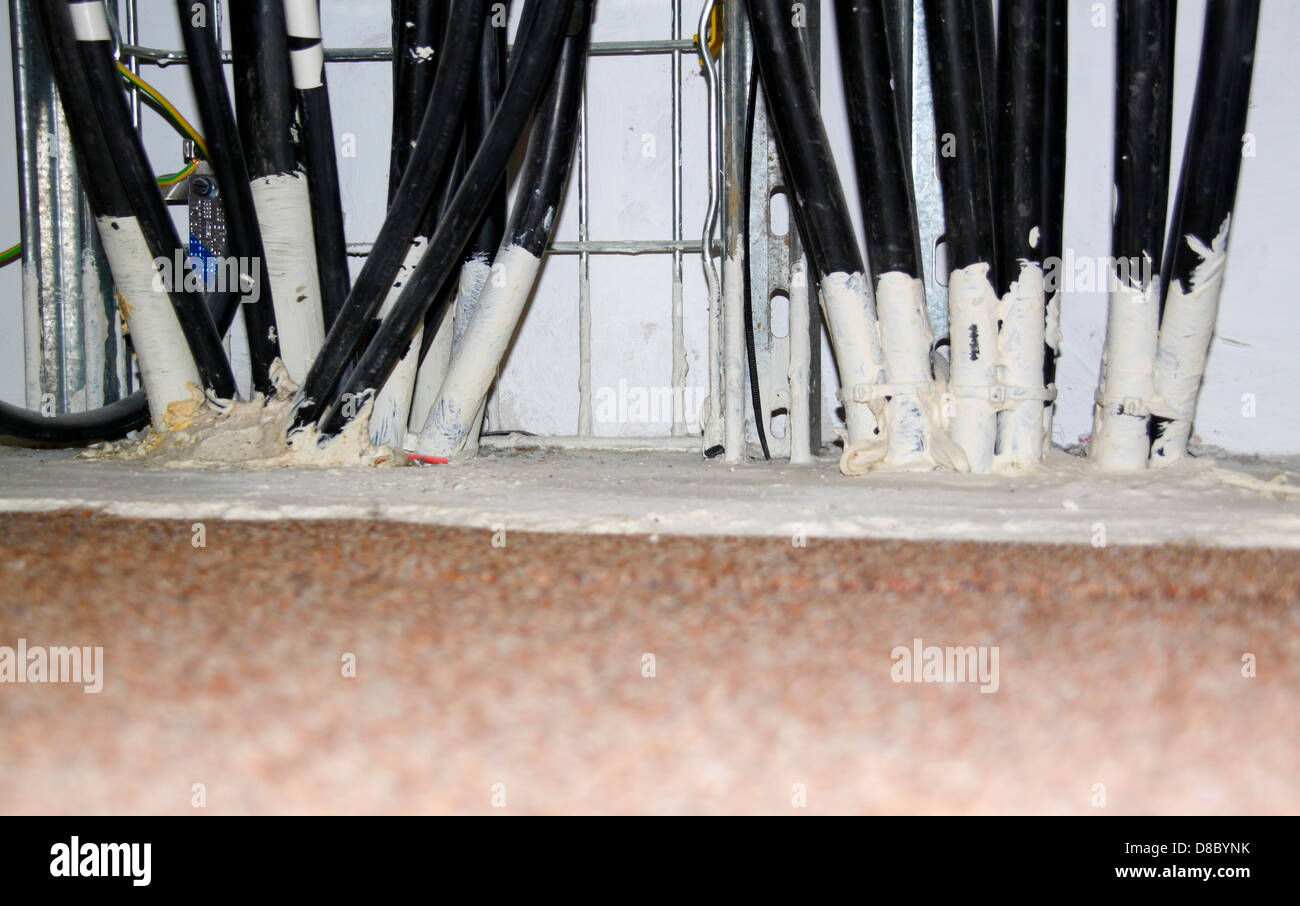 Elektrische Leitungen aus Firestopping in Dienstleistungen Kanal Stockfoto