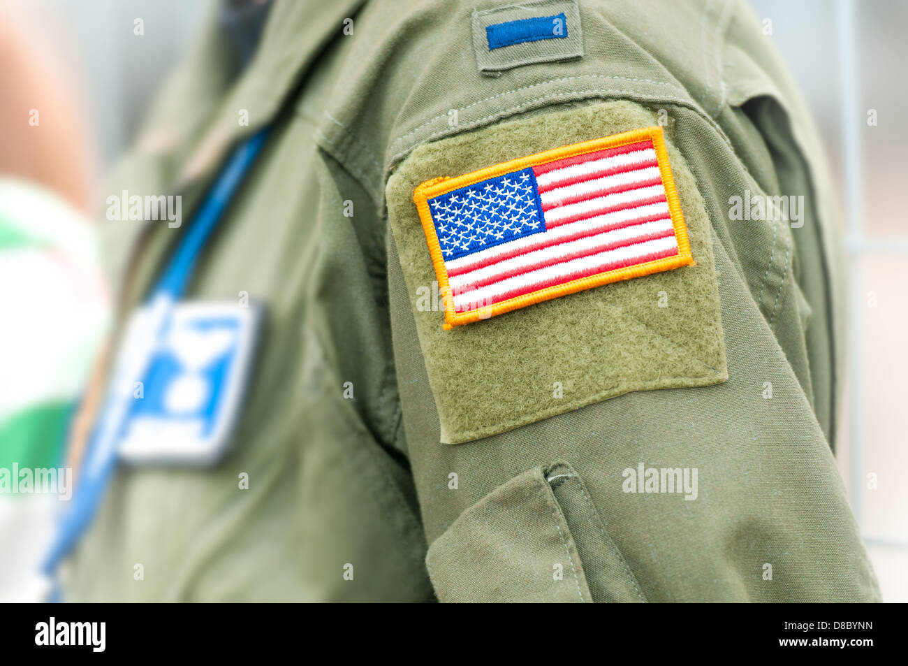 Teil der Uniform der United States Air Force. Person, die militärische Kleidung mit Taschen und Nationalsymbol. Konzentrieren sich auf die amerikanische Stockfoto