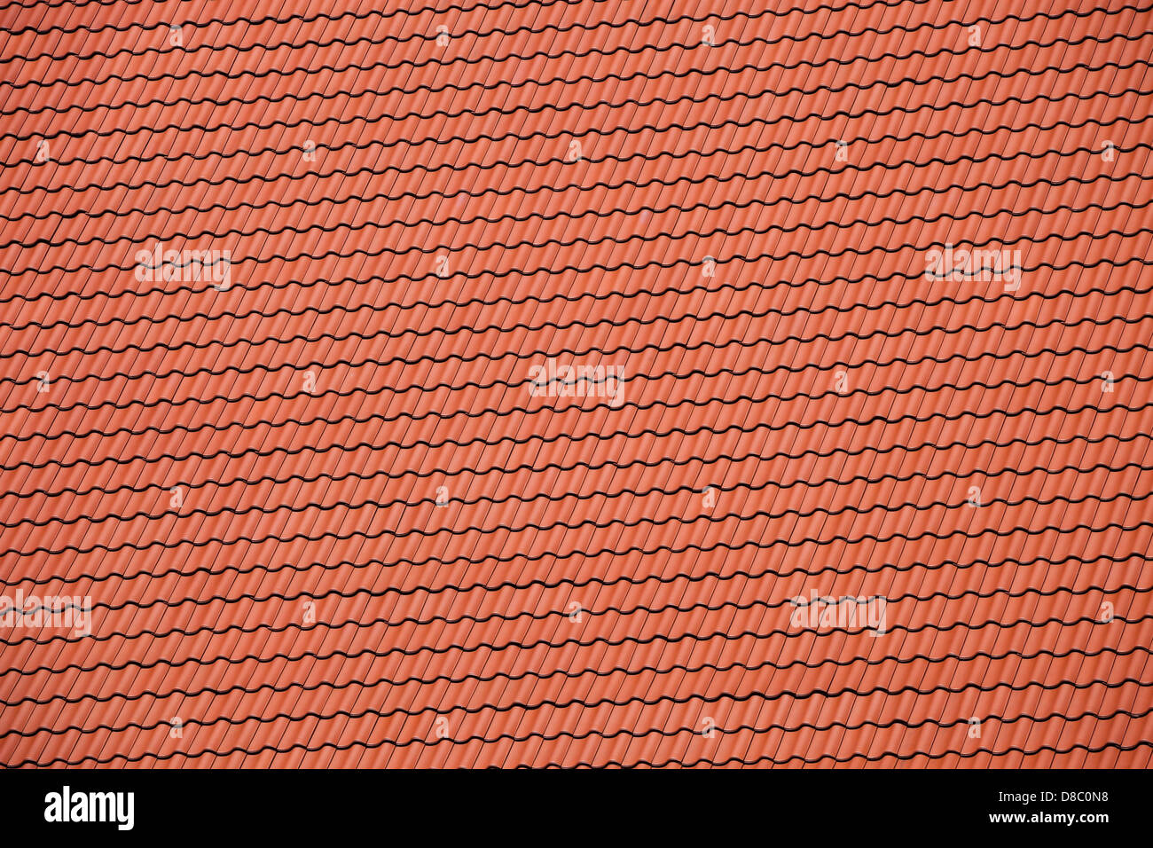Neue rote Fliesen Dach Nahaufnahme Detail. Stockfoto