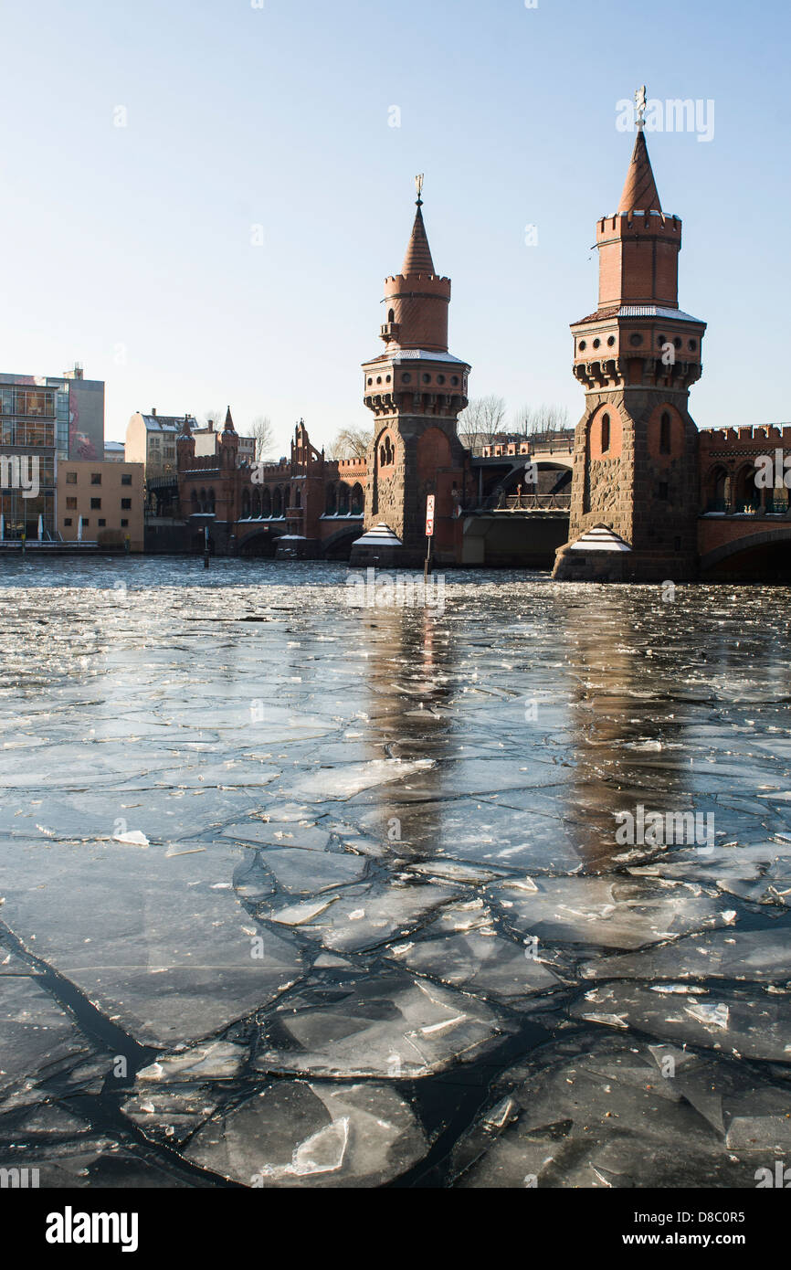 Oberbaumbrücke (Oberbaumbrücke) und Spree Fluss im Winter. Berlin, Deutschland. Stockfoto