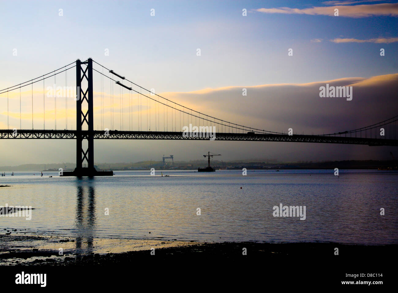 Forth Road Bridge bei Sonnenuntergang Stockfoto