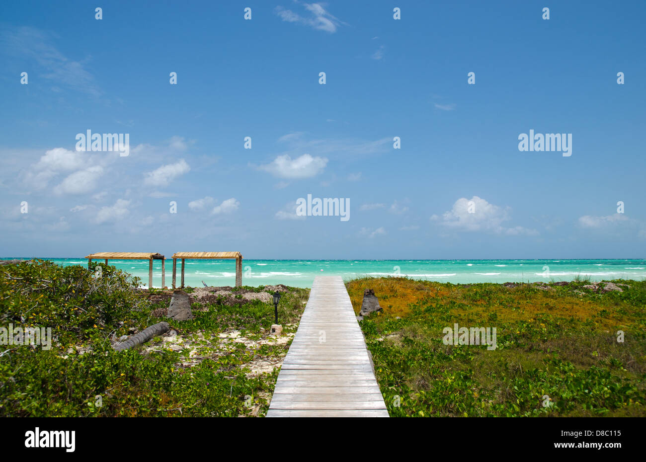 Ein Blick auf einem Holzsteg auf einem kubanischen Strand Stockfoto