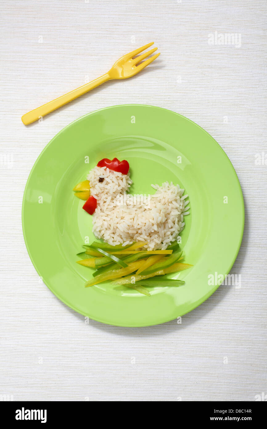 Kinder Teller mit Reis und Pfeffer in Form eines Huhns Stockfoto