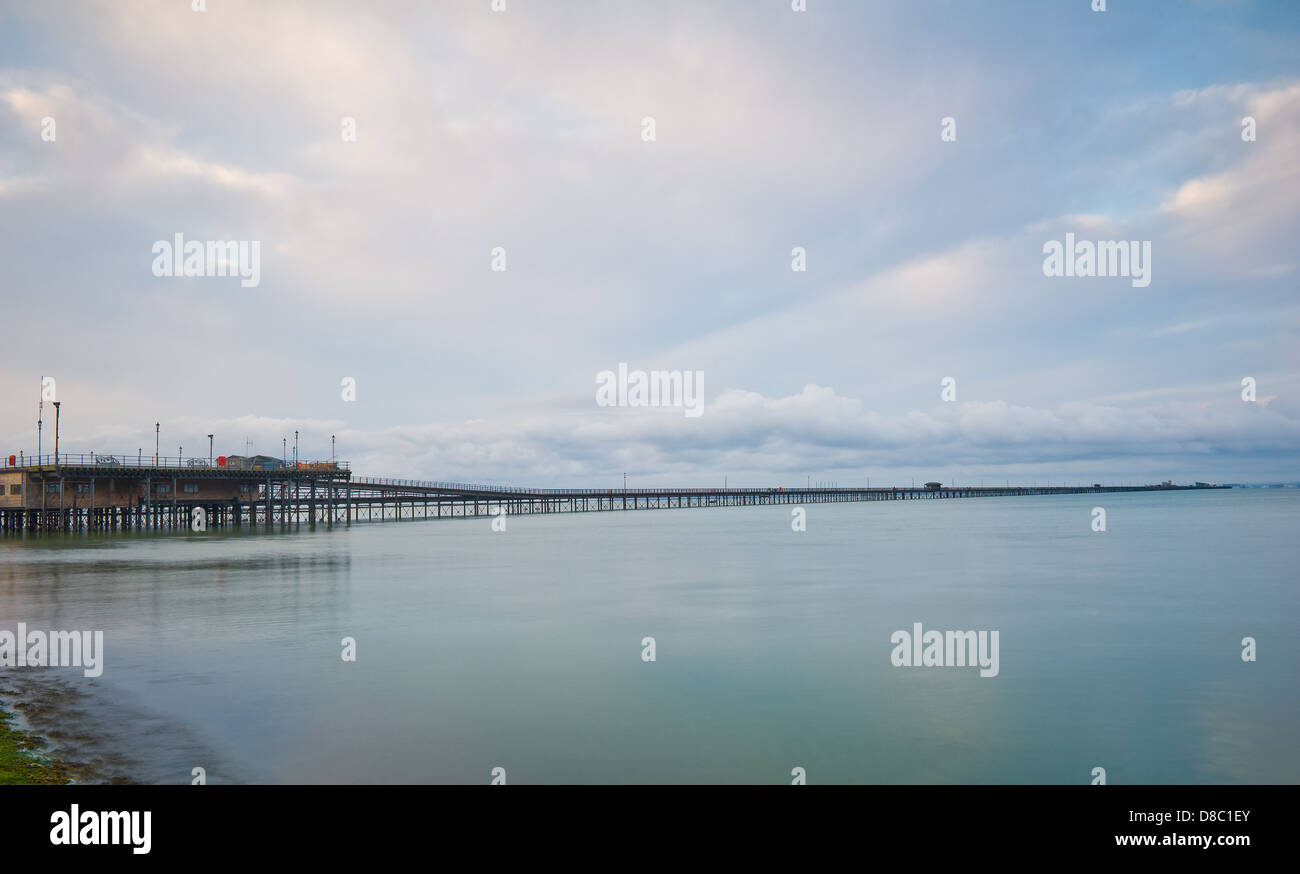 Die volle Länge des Southend auf Meer lange Pier. Stockfoto
