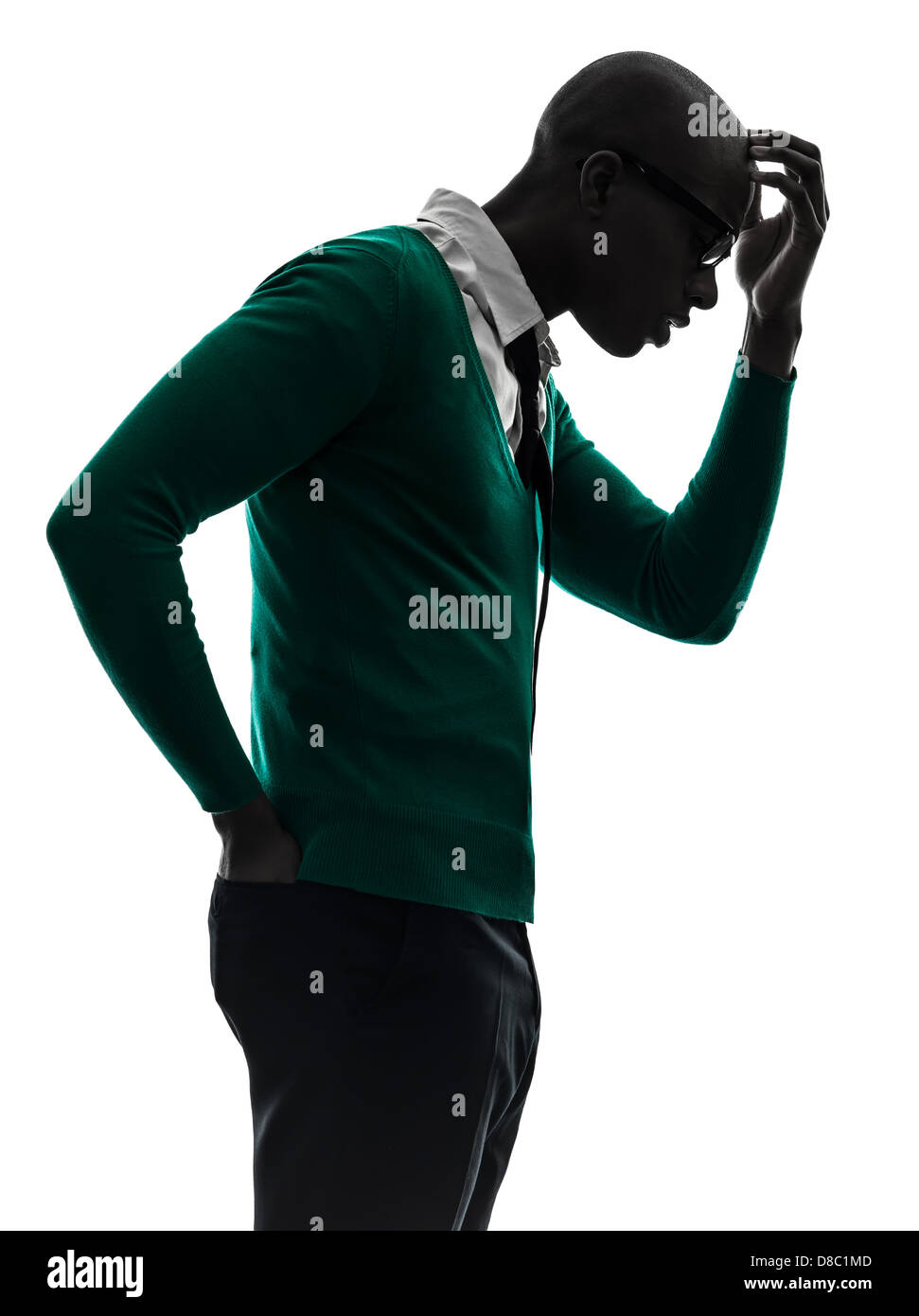 ein afrikanischer schwarzer Mann denken nachdenklich im Silhouette Studio auf weißem Hintergrund verärgert Stockfoto