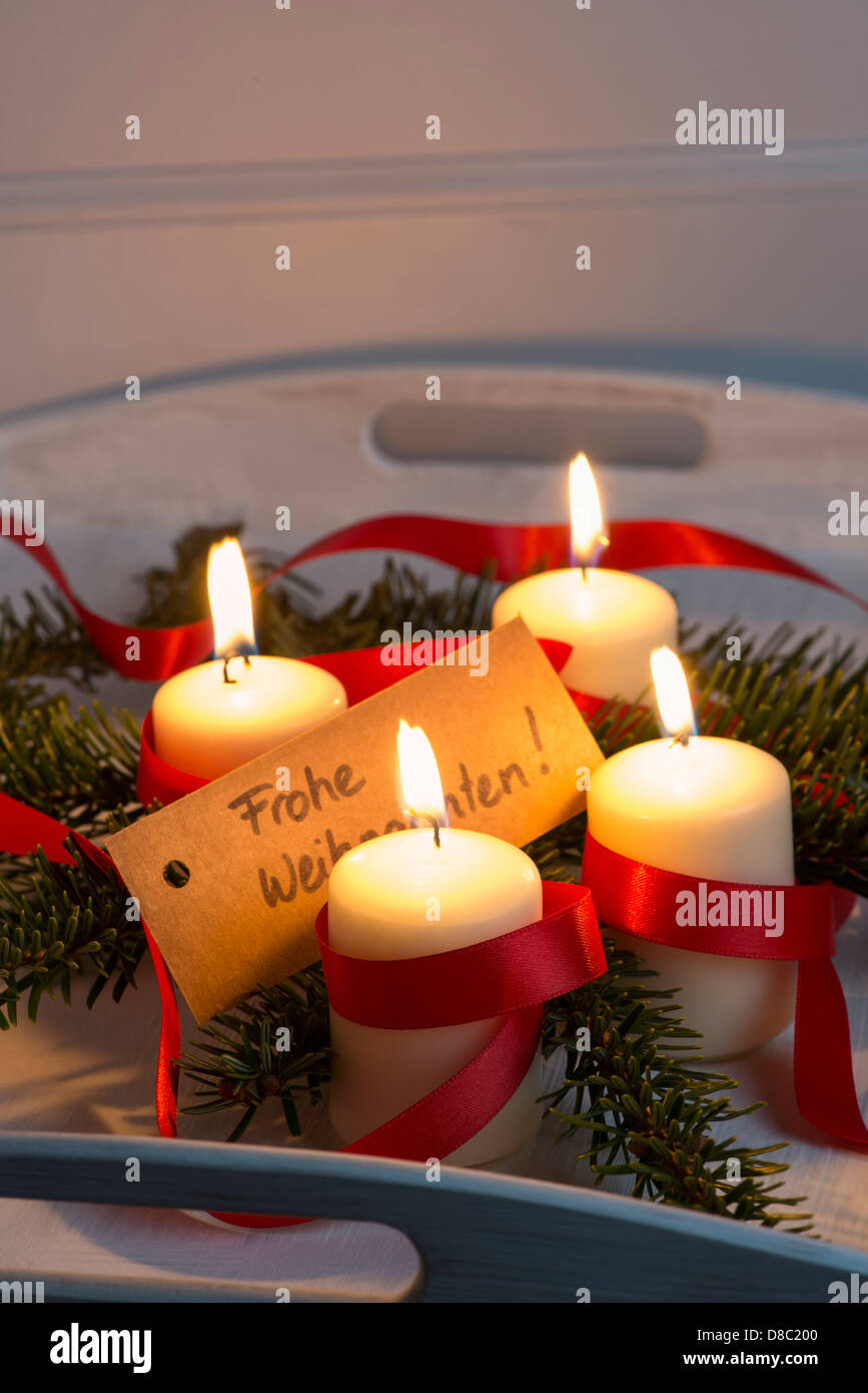 Festlicher Adventskranz mit brennenden Kerzen Stockfoto