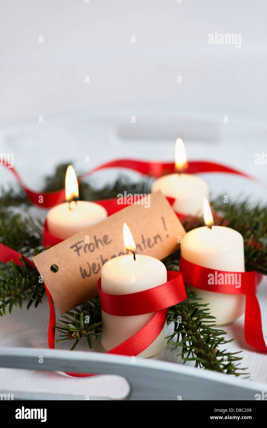 Festlicher Adventskranz mit brennenden Kerzen Stockfoto