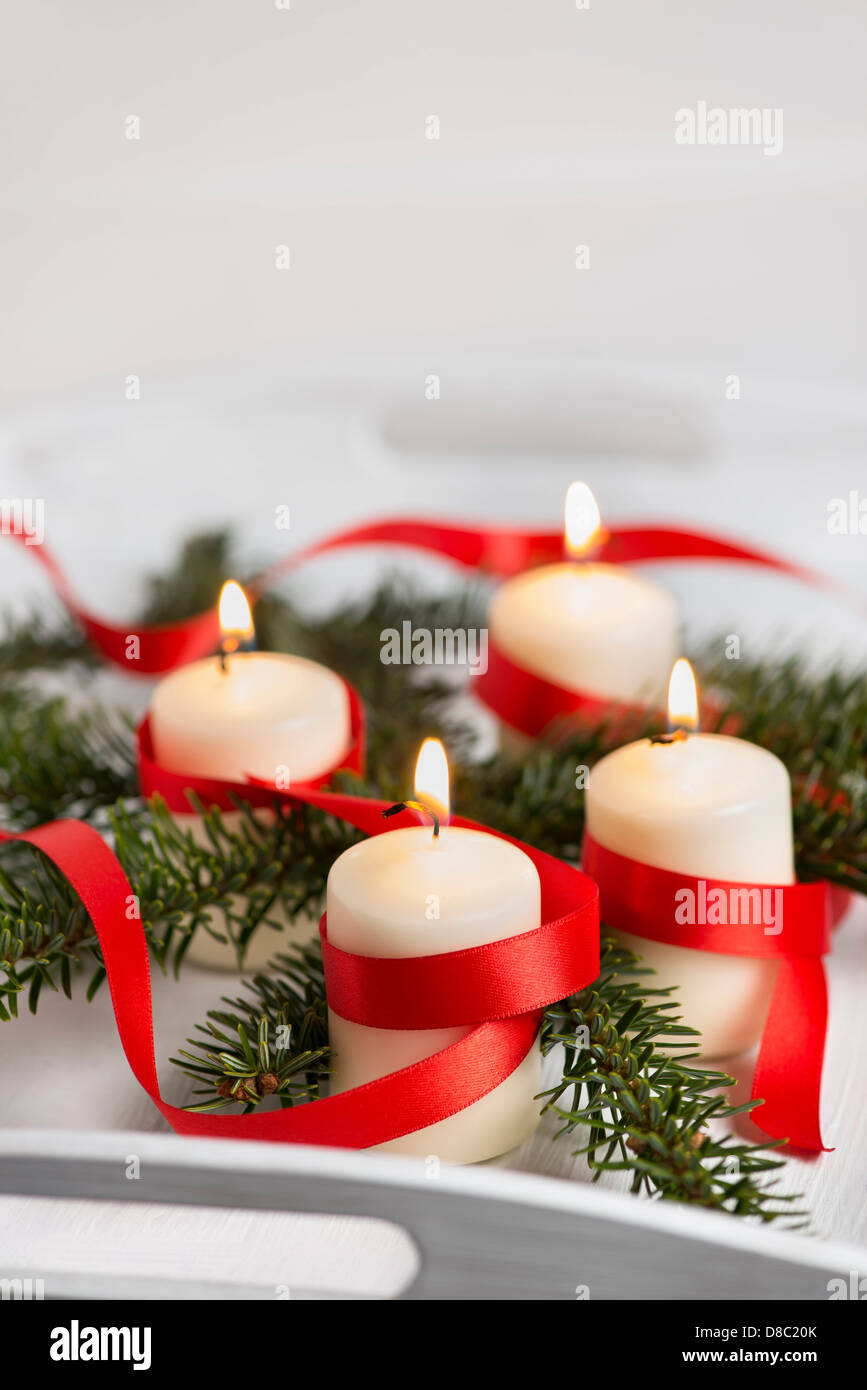 Festlicher Adventskranz mit brennenden Kerzen Stockfoto