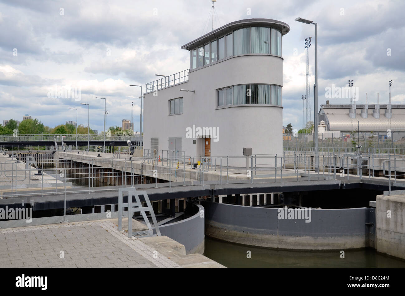 Drei Mühlen Sperren auf den Fluss Lee (Lea) im East End von London Stockfoto