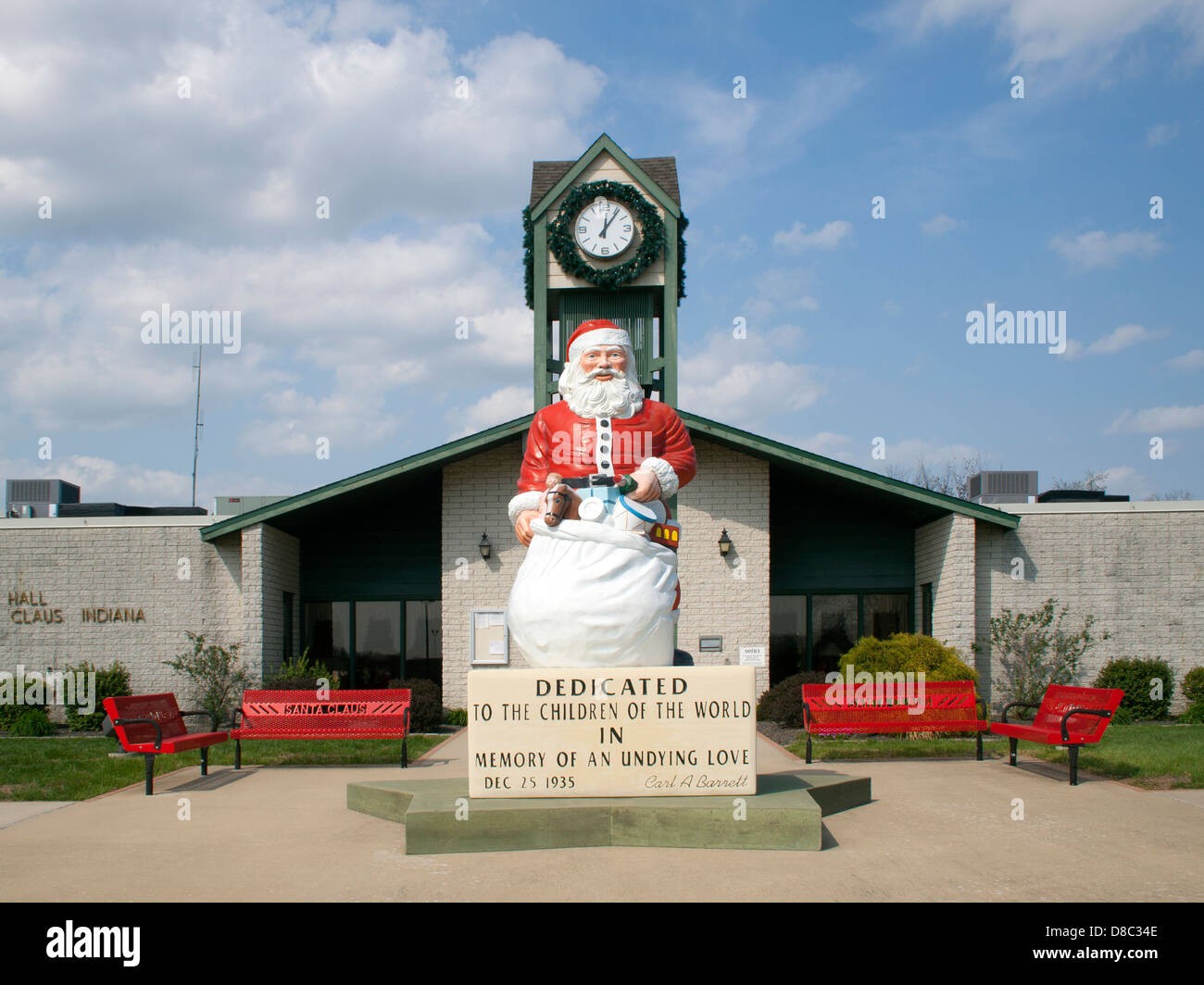 Gigantische Santa-Statue am Rathaus in Santa Claus Indiana Stockfoto