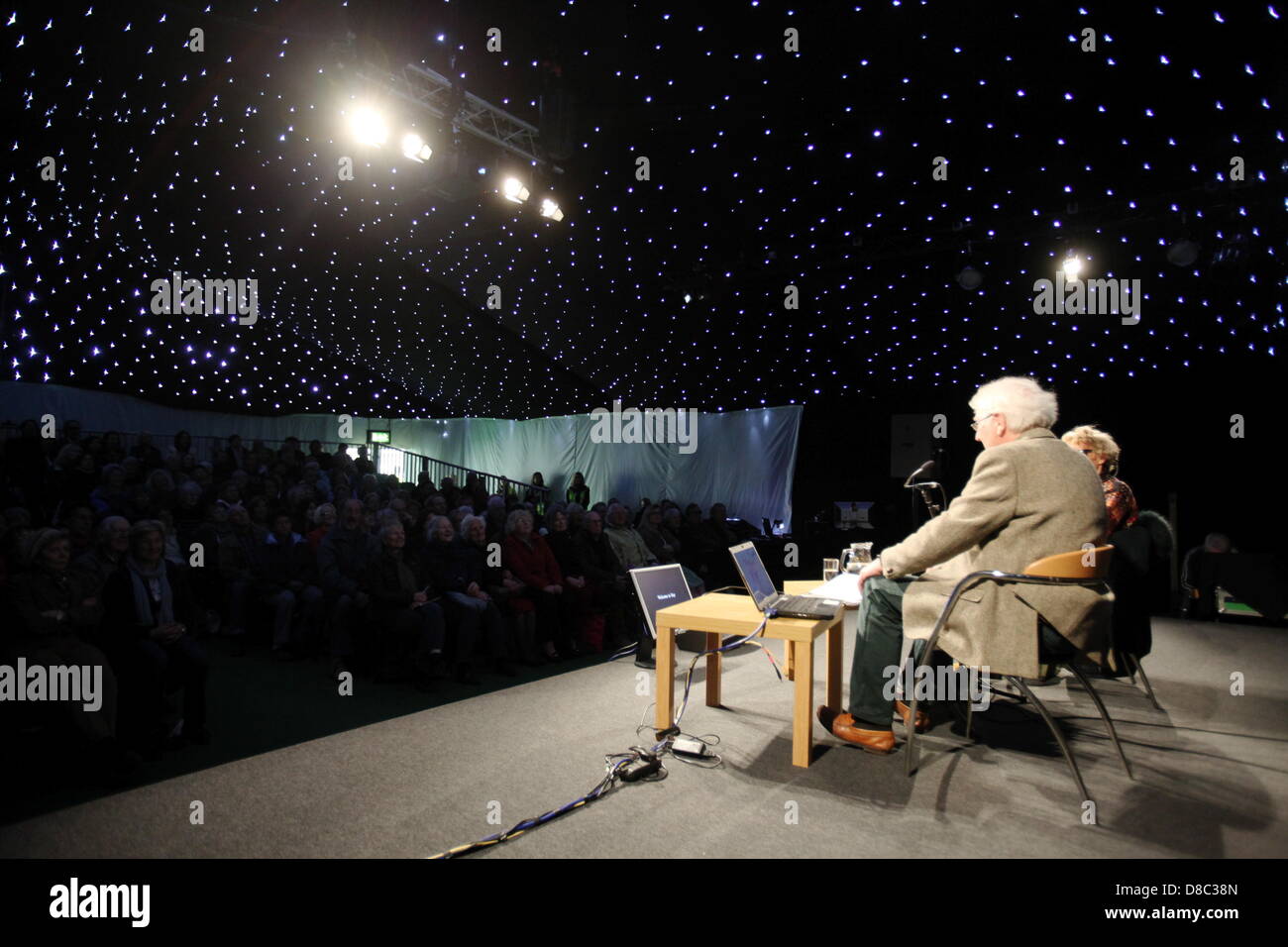 Powys, Wales. 24. Mat 2013. John Bulmer, Fotojournalist, Hay Festival 2013, 24.05.13 John Bulmer spricht mit schwelgen Gast im Heu 2013. Bulmer ist bekannt für seine Reportage der 1960er Jahre in den industriellen Kernländern UKs und frühen Einsatz von Farbe im Fotojournalismus. Er ist auch der Enkel des Gründers der Bulmer Apfelwein Unternehmens.   Foto von: Ben Wyeth/Alamy Live-Nachrichten Stockfoto