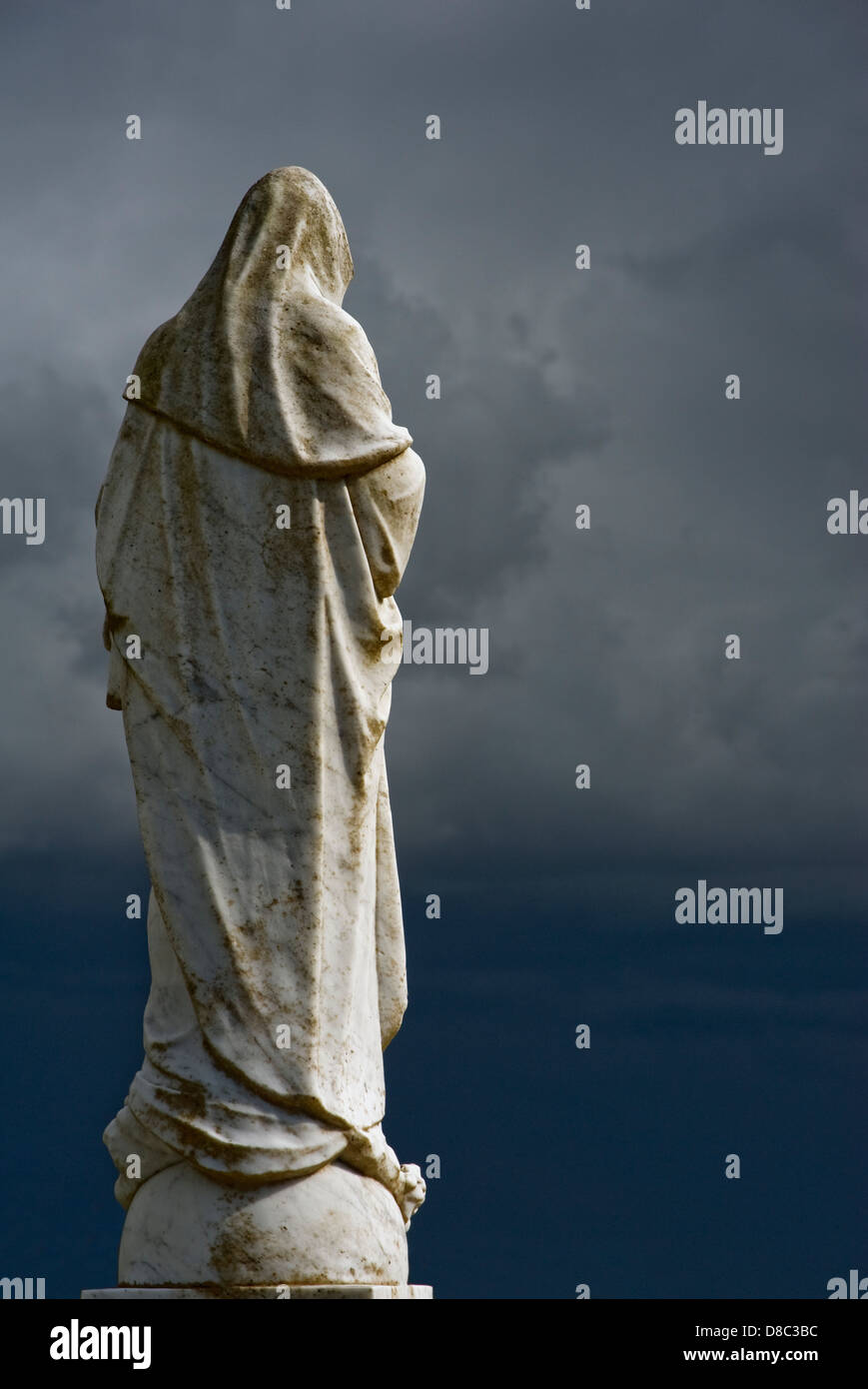 Statuen auf dem Friedhof von Turlough Rundturm, County Mayo, Irland Stockfoto