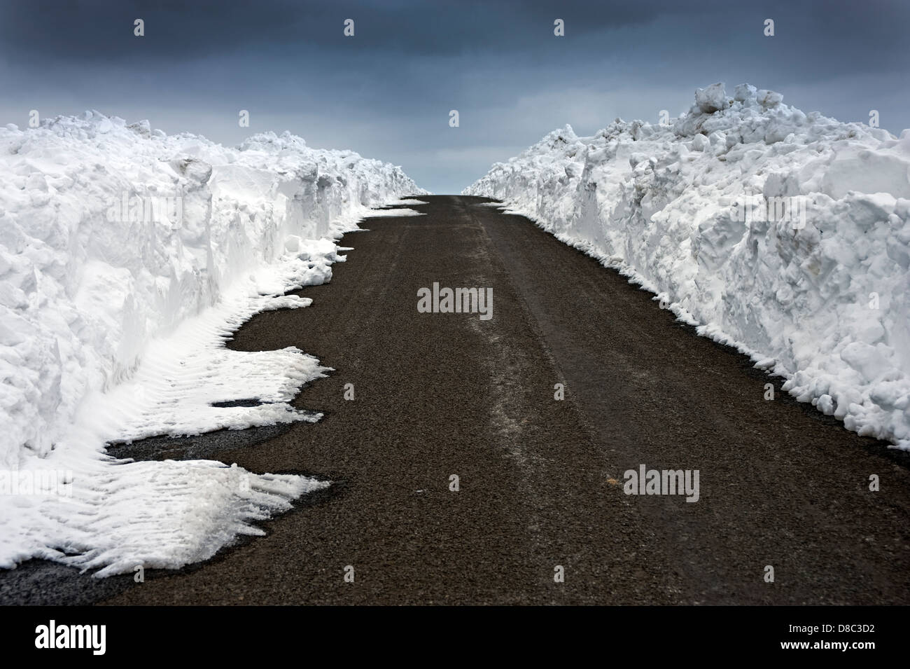 Schnee driftet auf der Shillnavogy Road, County Antrim, Nordirland. Stockfoto