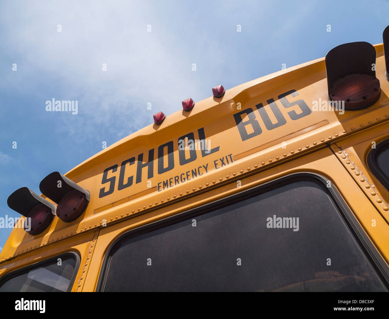 Detail der typischen Schulbus unterzeichnen in helles Licht am Nachmittag. Stockfoto