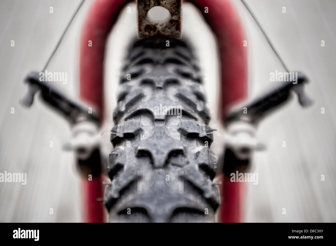 Ein Vorderreifen Reifen- und defokussierten Bremsmechanismus ein Mountain Bike zeigen Profildesign und symmetrische Bewegungsunschärfe. Stockfoto