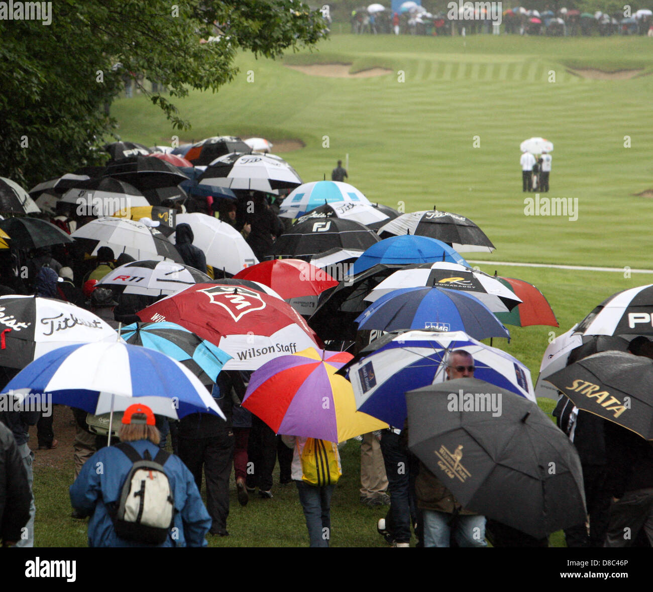 24.05.2013 Wentworth, England.  Regenschirm sind während die BMW PGA Championship Runde 2 von Wentworth Golf Club Stockfoto