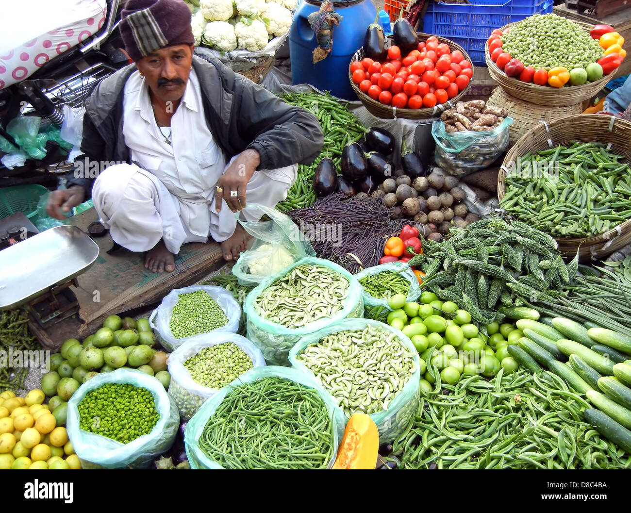 Indische Straße Verkäufer Verkauf verkaufen frisches Obst und Gemüse im Bauernmarkt, Ahmedabad, Indien Stockfoto