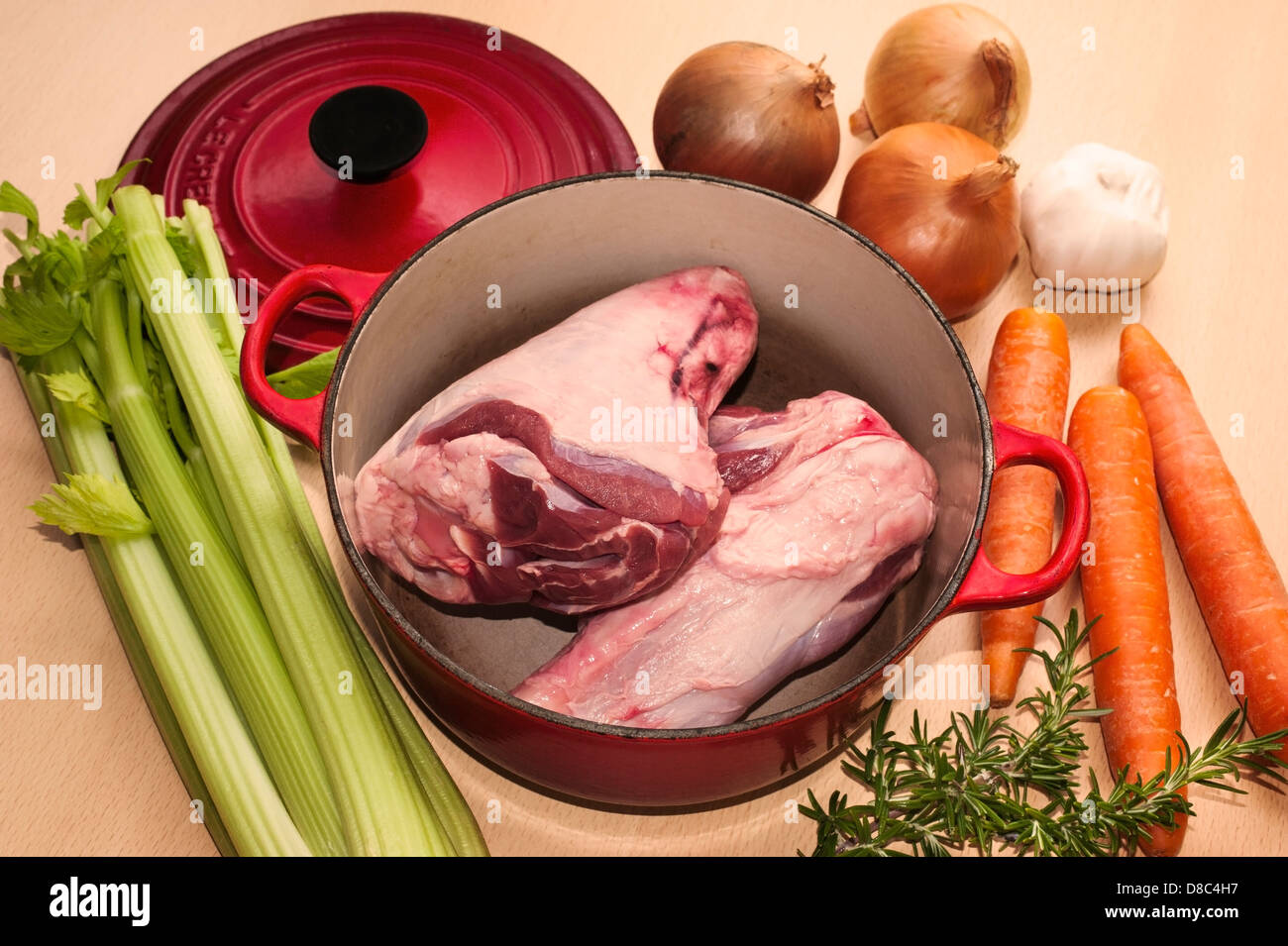 Le Creuset Topf Stockfotos Und Bilder Kaufen Alamy