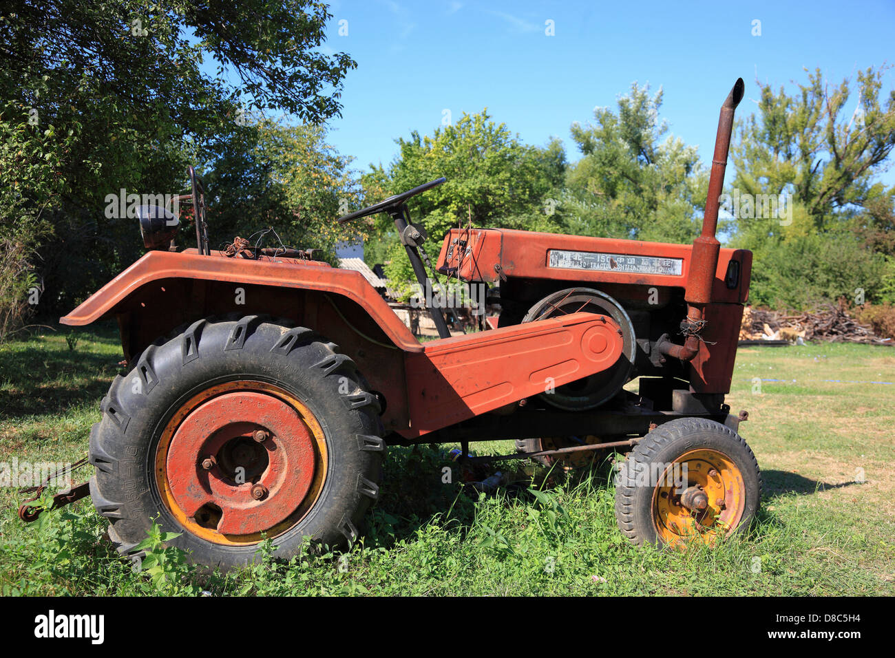 Alten rumänischen Traktor chinesische Produktion, gesehen im Kloster Snagov, Muntenia, Rumänien Stockfoto