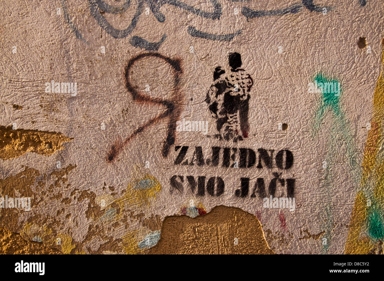 Graffiti in sagen Zajedno Smo Jaci Bedeutung zusammen wir sind stärker von Vereinigung der ethnisch geteilten bosnischen Stadt Mostar Stockfoto