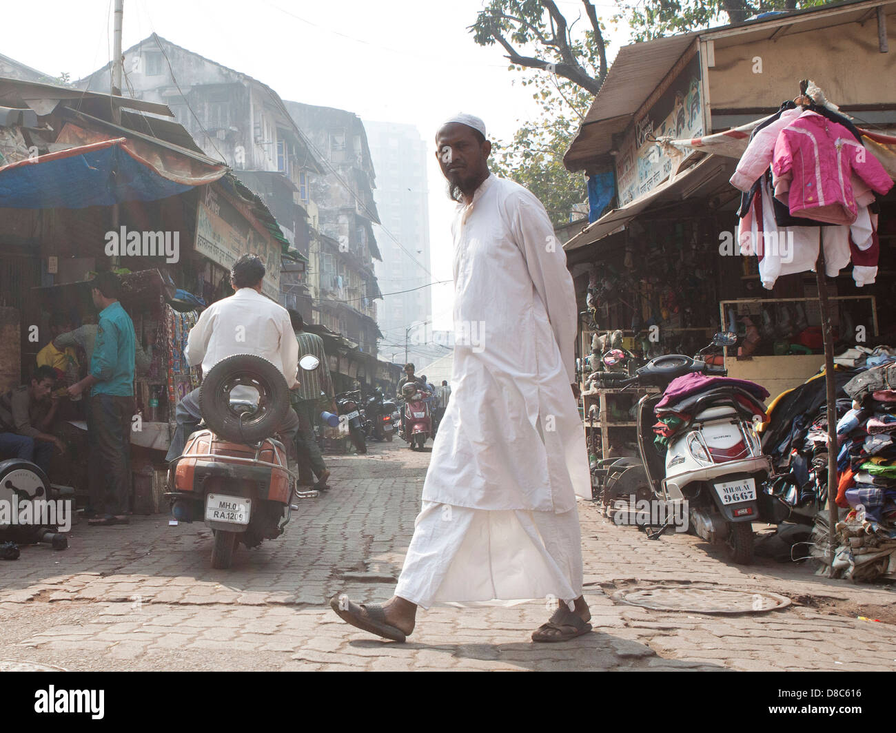 Ein Mann in muslimische Kleidung zu Fuß entlang einer Straße in Mumbai, Indien Stockfoto