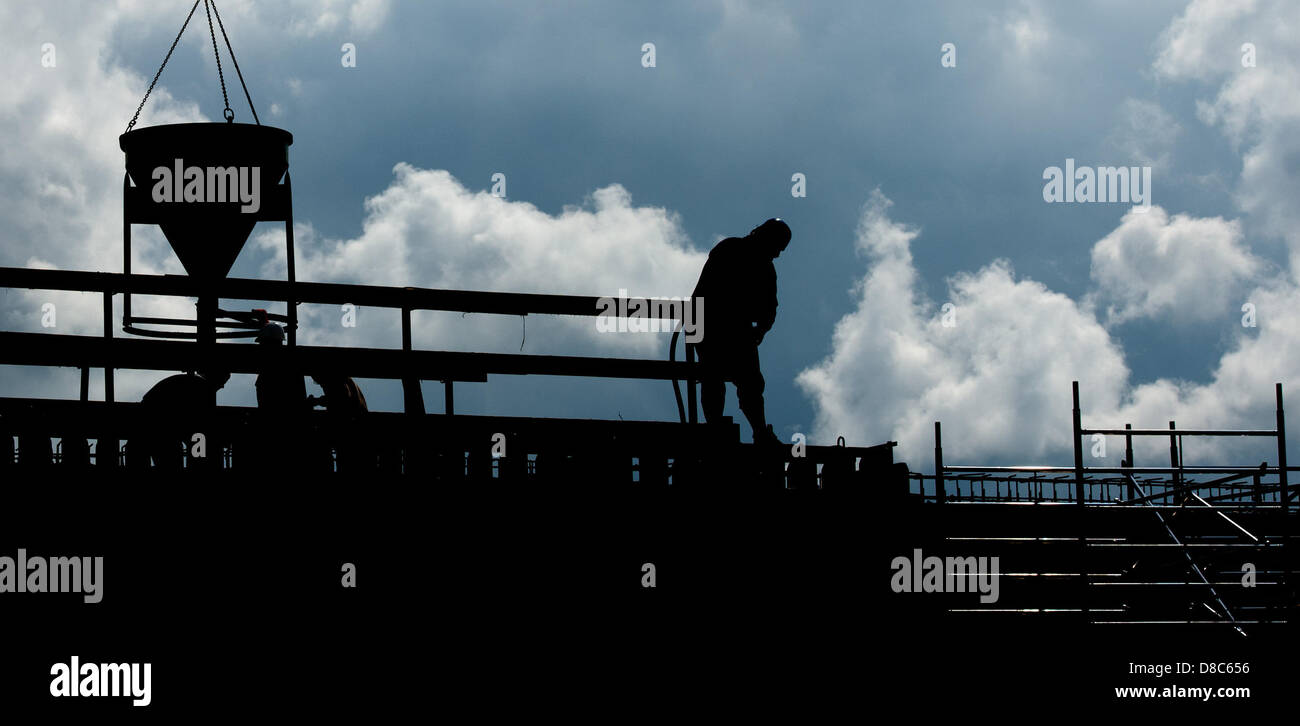Ein Bauarbeiter steht auf einer Baustelle in Hannover, Deutschland, 24. Mai 2013. Experten zufolge sank die Zahl der Arbeitslosen unter den 3 Millionen Mark. Foto: JULIAN STRATENSCHULTE Stockfoto