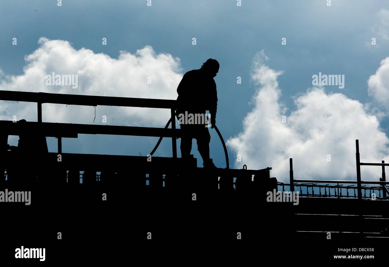Ein Bauarbeiter steht auf einer Baustelle in Hannover, Deutschland, 24. Mai 2013. Experten zufolge sank die Zahl der Arbeitslosen unter den 3 Millionen Mark. Foto: JULIAN STRATENSCHULTE Stockfoto