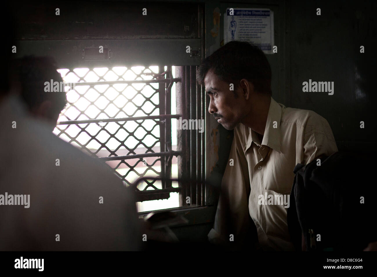 Ein Porträt von einem Passagier auf einem Zug in Indien Stockfoto