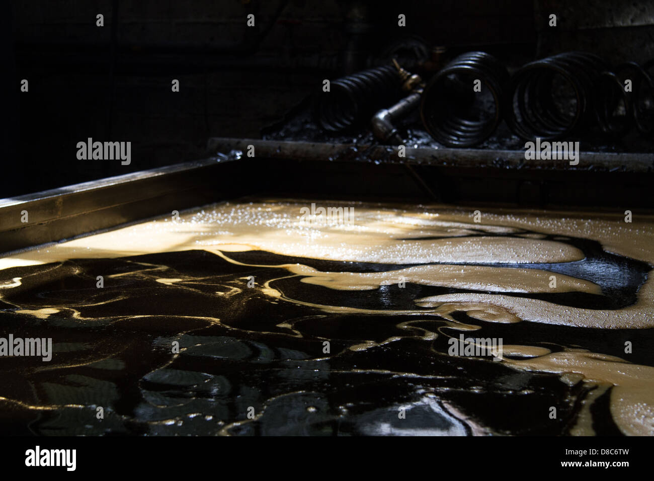 Öl abschrecken Bad verwendet bei der Herstellung von Edelstahl Schraubenfederung Federn. Stockfoto