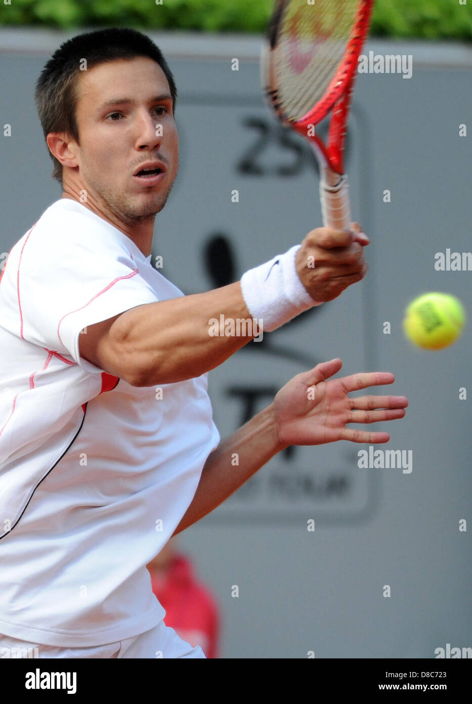 Düsseldorf, Deutschland. 24. Mai 2013. Des Niederlanden Igor Sijsling dient während der Single-Match gegen Finnlands Nieminen in das Halbfinale des Power Horse Cup Bestandteil der ATP-Tour bei den Rochusclub in Düsseldorf, 24. Mai 2013. Monaco hat das Spiel gewonnen. Foto: CAROLINE SEIDEL/Dpa/Alamy Live News Stockfoto
