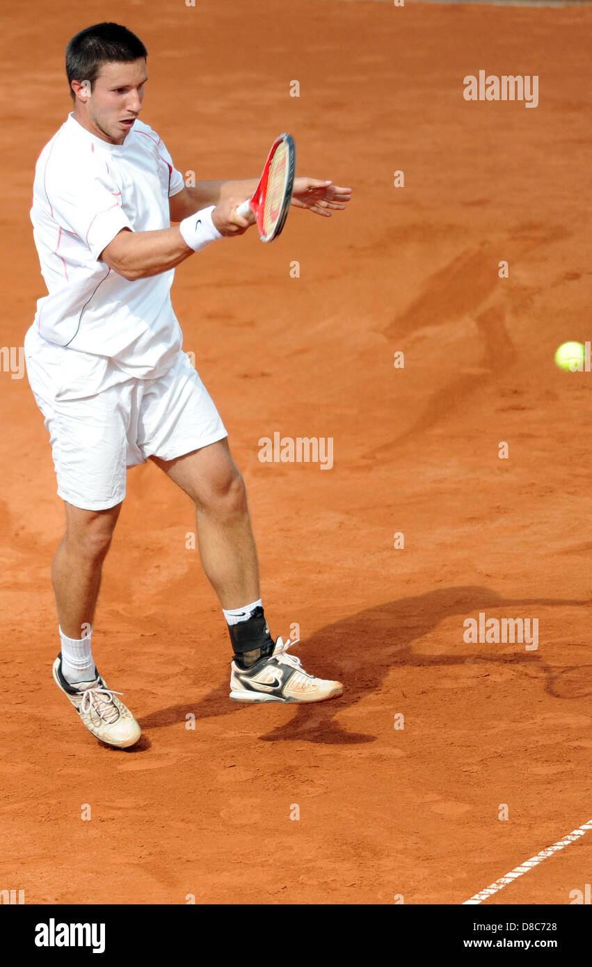 Düsseldorf, Deutschland. 24. Mai 2013. Des Niederlanden Igor Sijsling dient während der Single-Match gegen Finnlands Nieminen in das Halbfinale des Power Horse Cup Bestandteil der ATP-Tour bei den Rochusclub in Düsseldorf, 24. Mai 2013. Monaco hat das Spiel gewonnen. Foto: CAROLINE SEIDEL/Dpa/Alamy Live News Stockfoto