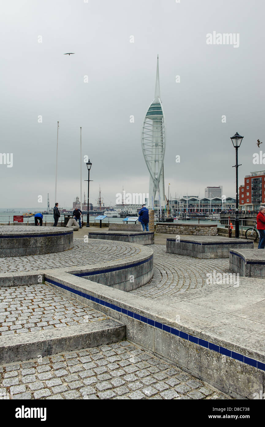 Die 170 m hohen Spinnaker Tower mit Blick auf den Solent an Gunwharf Quays in Portsmouth, Hampshire Stockfoto