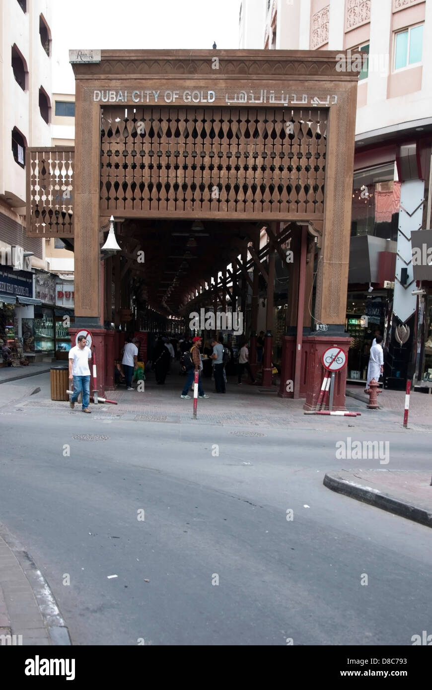 Holztor Eingang zum Dubai City of Gold Stockfoto