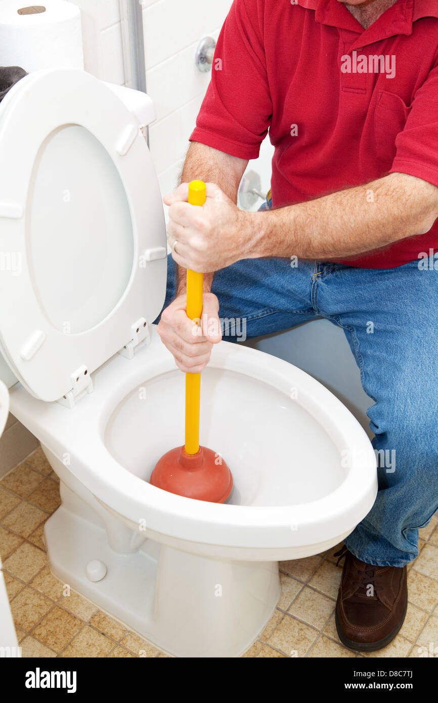 Klempner oder Hausbesitzer mit einem Kolben um eine Toilette zu reinigen  Stockfotografie - Alamy