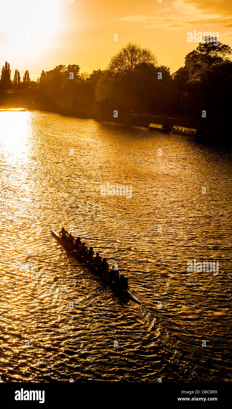 Silhouetted Ruderboot auf dem Fluss Ouse in York, bei Sonnenuntergang Stockfoto