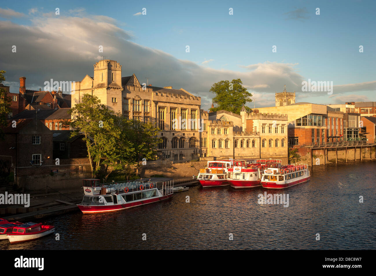 River Ouse mit einer Flotte von Kreuzfahrt- und Touristenausleihbooten, die an einem sonnigen Sommerabend in York an der Guildhall festgemacht wurden. Stockfoto