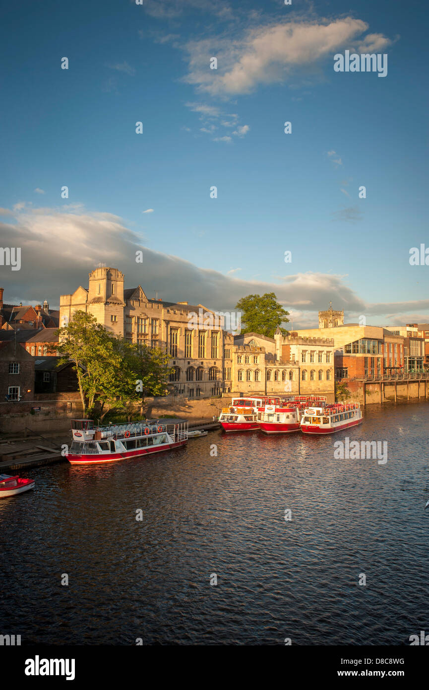 River Ouse mit einer Flotte von Kreuzfahrt- und Touristenausleihbooten, die an einem sonnigen Sommerabend in York an der Guildhall festgemacht wurden. Stockfoto
