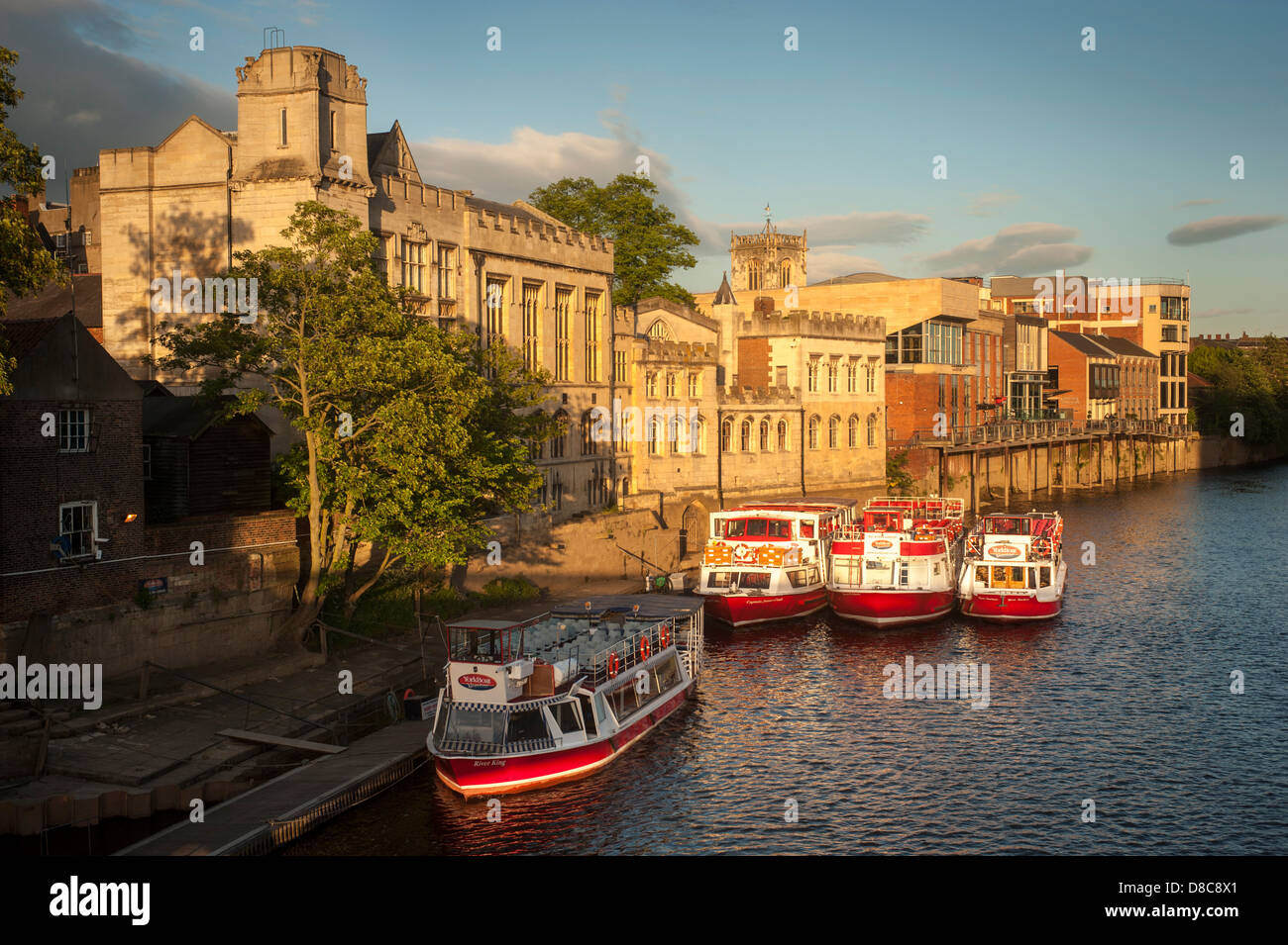 River Ouse mit einer Flotte von Kreuzfahrt- und Touristenausleihbooten, die an einem sonnigen Sommerabend in York an der Guildhall festgemacht wurden. Stockfoto