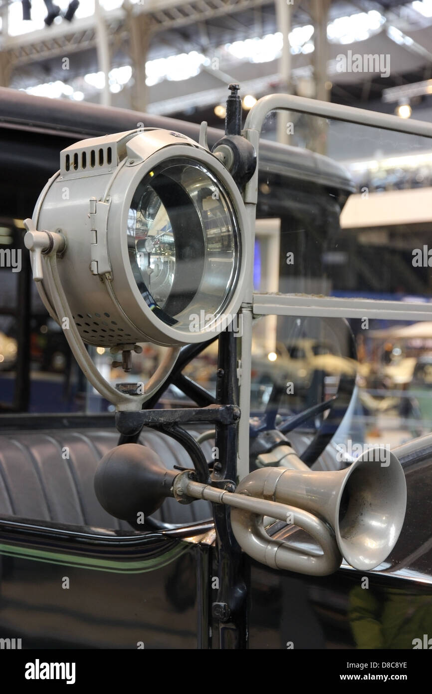 Frontscheinwerfer mit einem Horn auf ein altes Auto Stockfoto