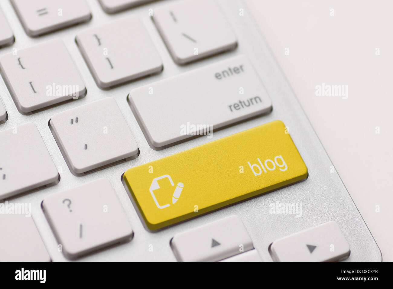 Blog auf weiße Tastatur Taste Schlüssel eingeben Stockfoto