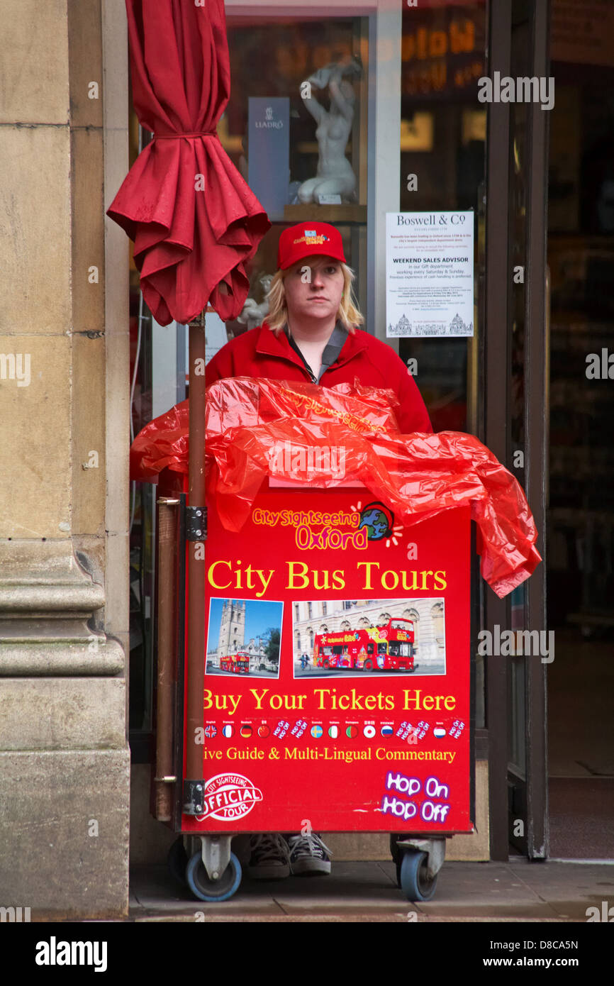 Ticker-Verkäufer für City Bus Tours in Oxford, Oxfordshire UK im Mai Stockfoto