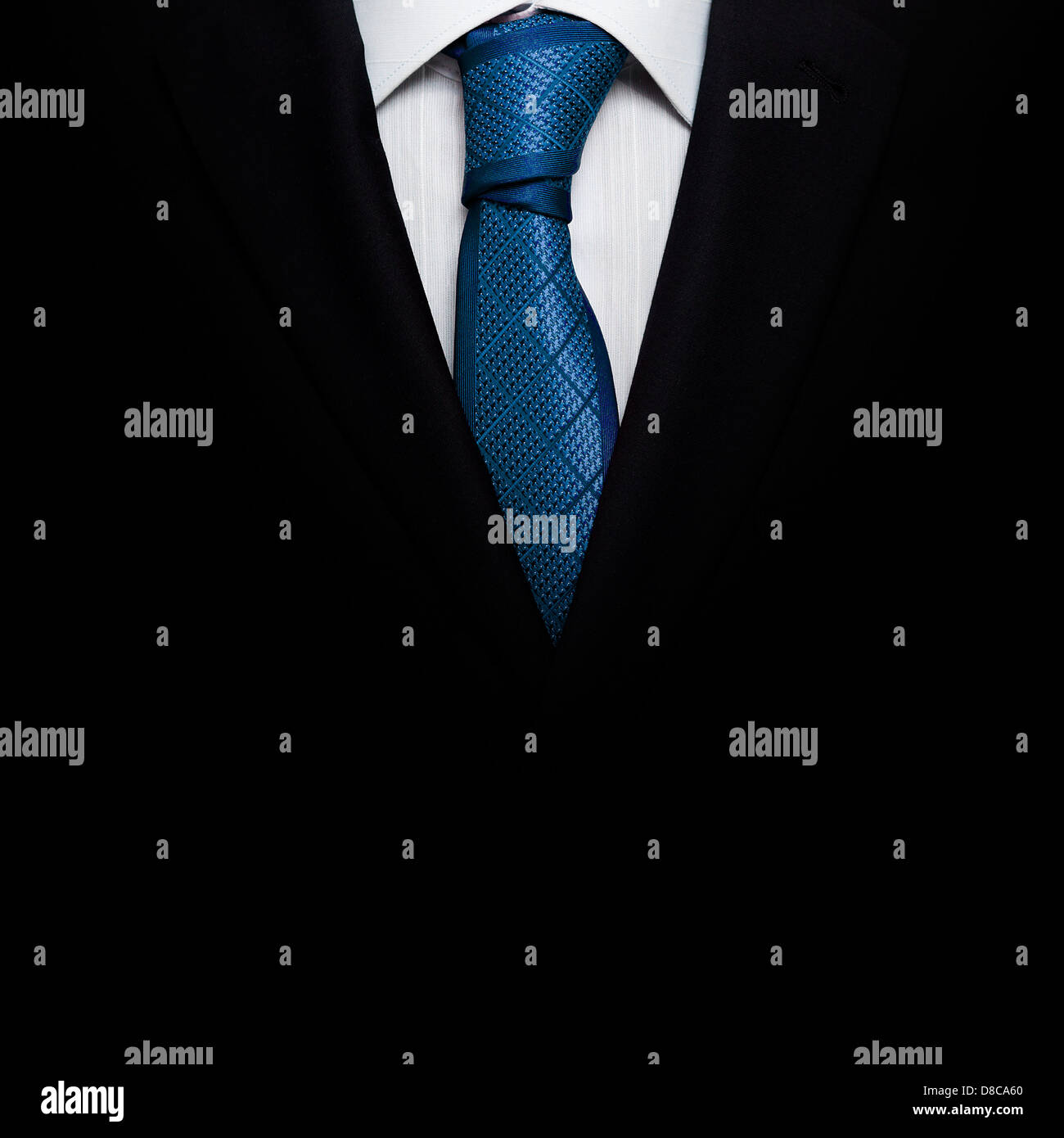 Schwarzer Anzug mit Krawatte Stockfoto