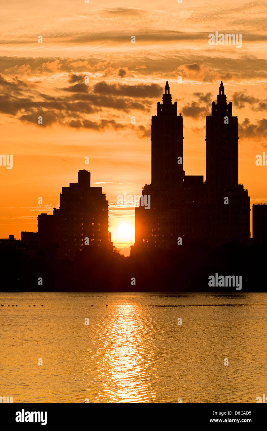 Silhouette von Central Park West und El Dorado Mehrfamilienhaus, das Reservoir, Central Park, Manhattan, New York City. Stockfoto