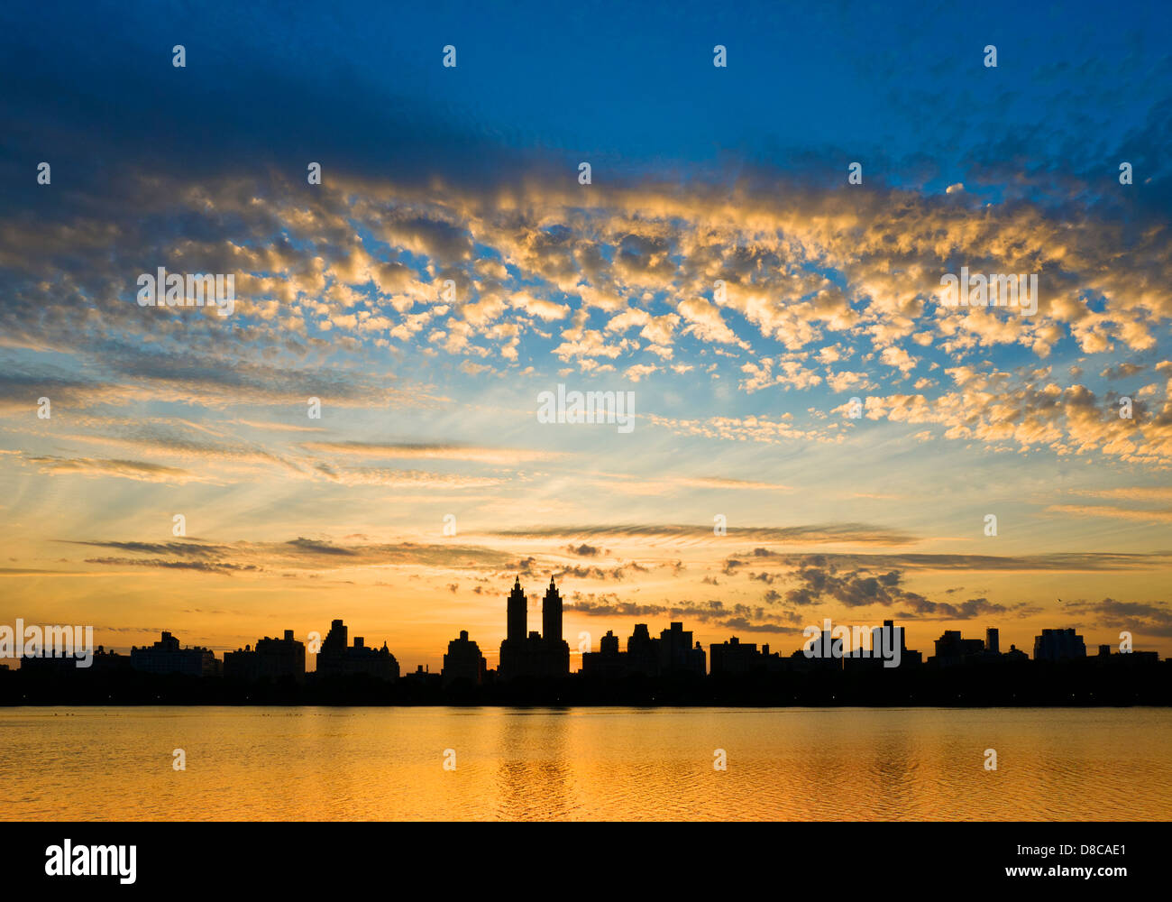 Silhouette Skyline von Central Park West und El Dorado Mehrfamilienhaus, Reservoir, Central Park, Manhattan, New York City. Stockfoto