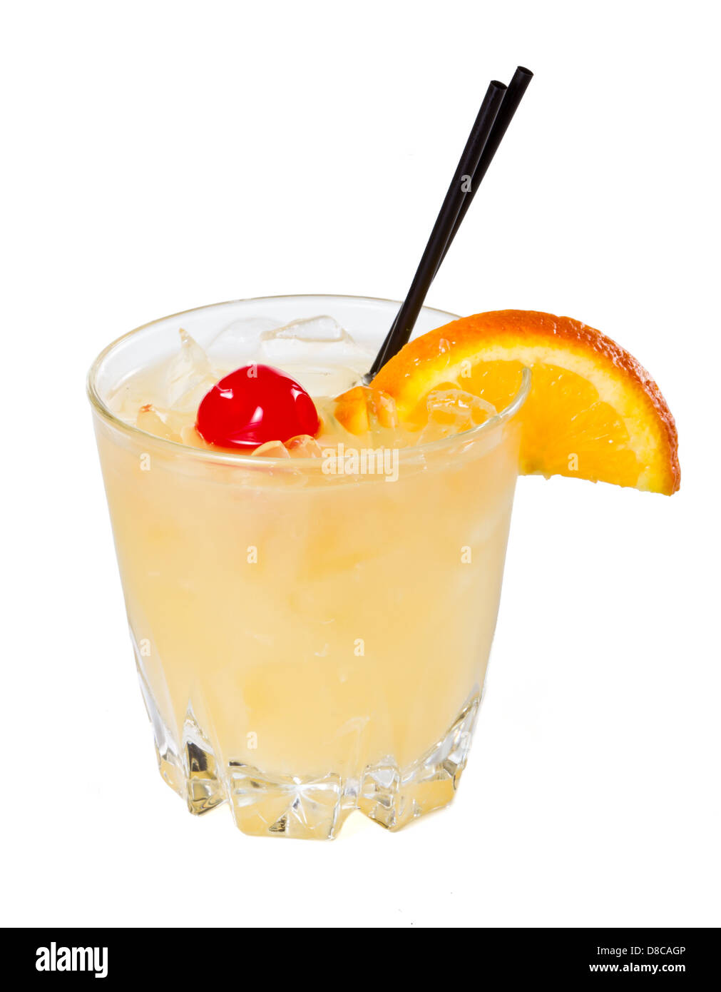 traditionelle Whiskey Sour Cocktail serviert auf den Felsen mit einer roten Kirsche und einer Orangenscheibe garniert Stockfoto