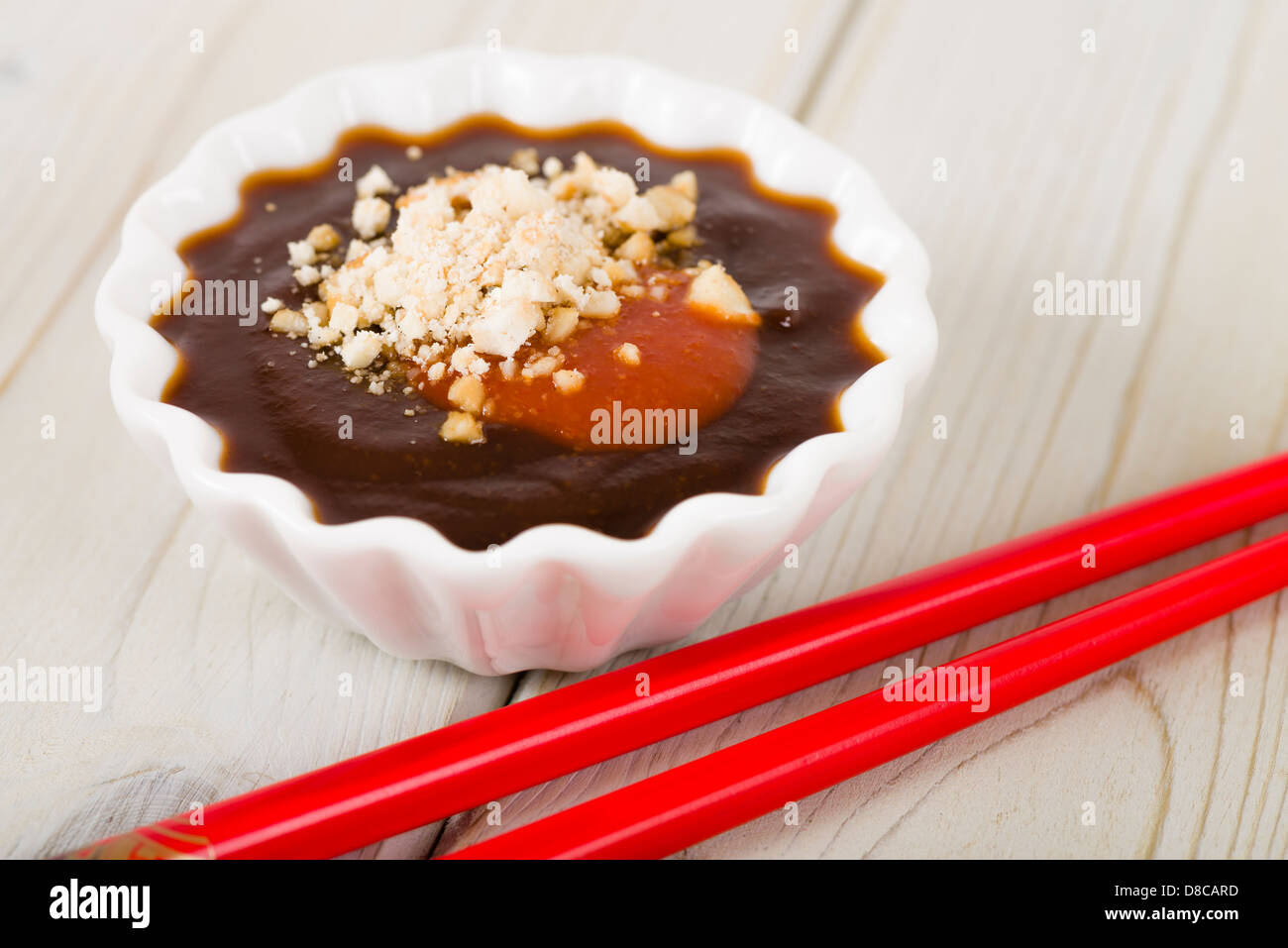 Nuoc Leo - vietnamesische Hoisin Erdnuss Dip-Sauce. Traditionelle Dip für Sommer rollt. Stockfoto
