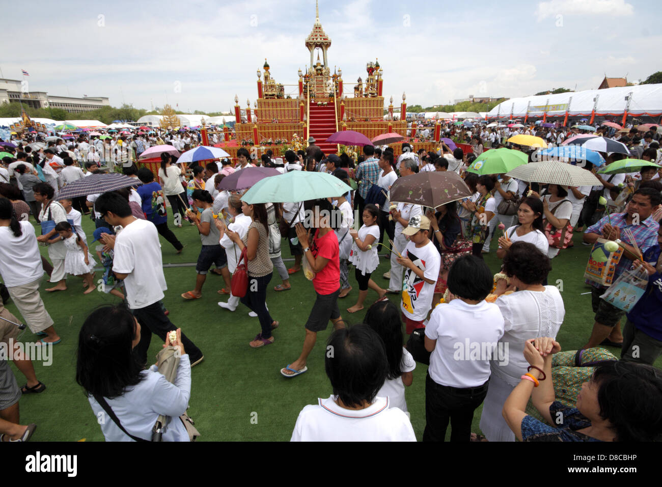 Bangkok, Thailand. 24. Mai 2013. Anbeter mit Kerzenlicht fließt rund um den Stupa. Buddhistische Gläubige feiern Visakha Bucha-Tag zur Ehre des Herrn Buddha am Sanam Luang in Bangkok. Dieses Jahr ist es am 24. Mai. Visakha Bucha-Tag ist einer der wichtigsten Tage im Buddhismus wegen drei wichtige Ereignisse im Leben des Buddha, d. h. die Geburt, die Erleuchtung und die Weitergabe entfernt, auf wundersame Weise fallen auf dem gleichen Monat und Datum. Bildnachweis: John Vincent / Alamy Live News Stockfoto