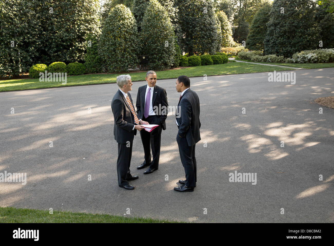 US-Präsident Barack Obama spricht mit Rob Nabors, stellvertretender White House Chief Of Staff für Politik, und Chef des Stabes Denis McDonough auf der South Lawn Zufahrt des weißen Hauses 23. April 2013 in Washington, DC. Stockfoto